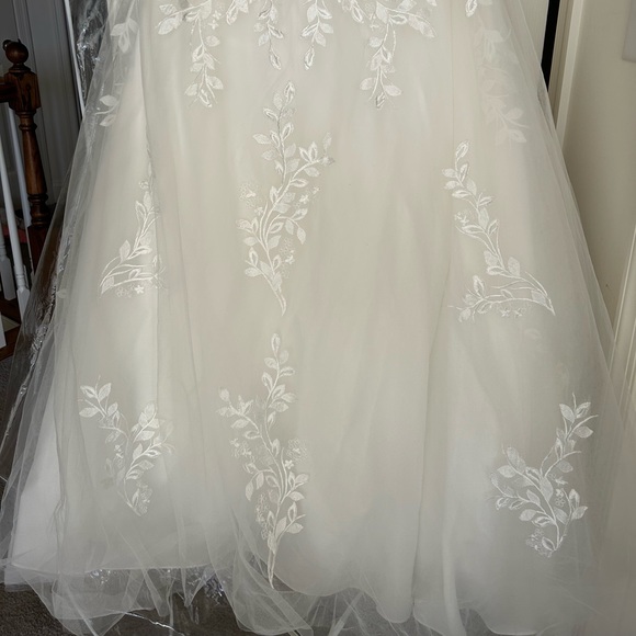 Maggie Sottero Wedding dress - Picture 3 of 10
